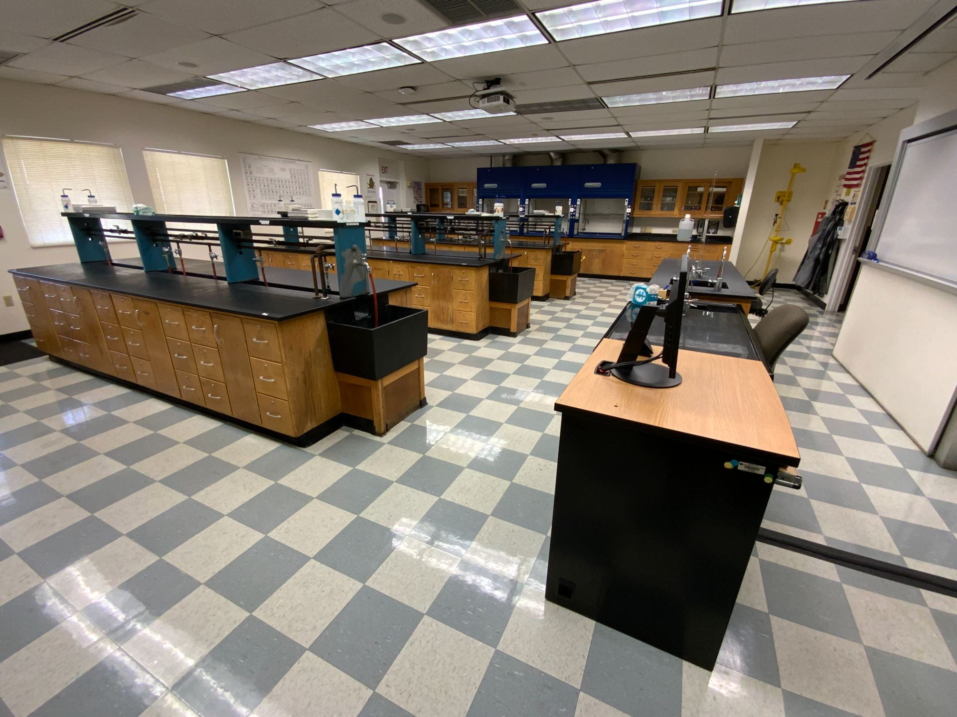 Image of North Campus Chemistry Lab building 57 room 207.